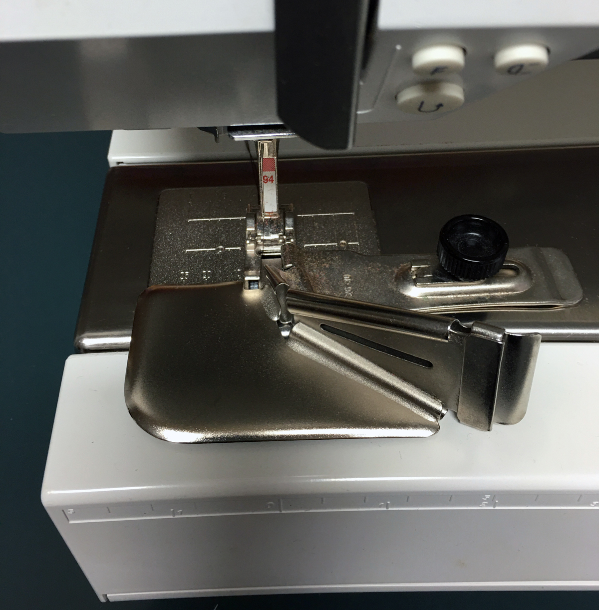 Binding foot attached to sewing machine