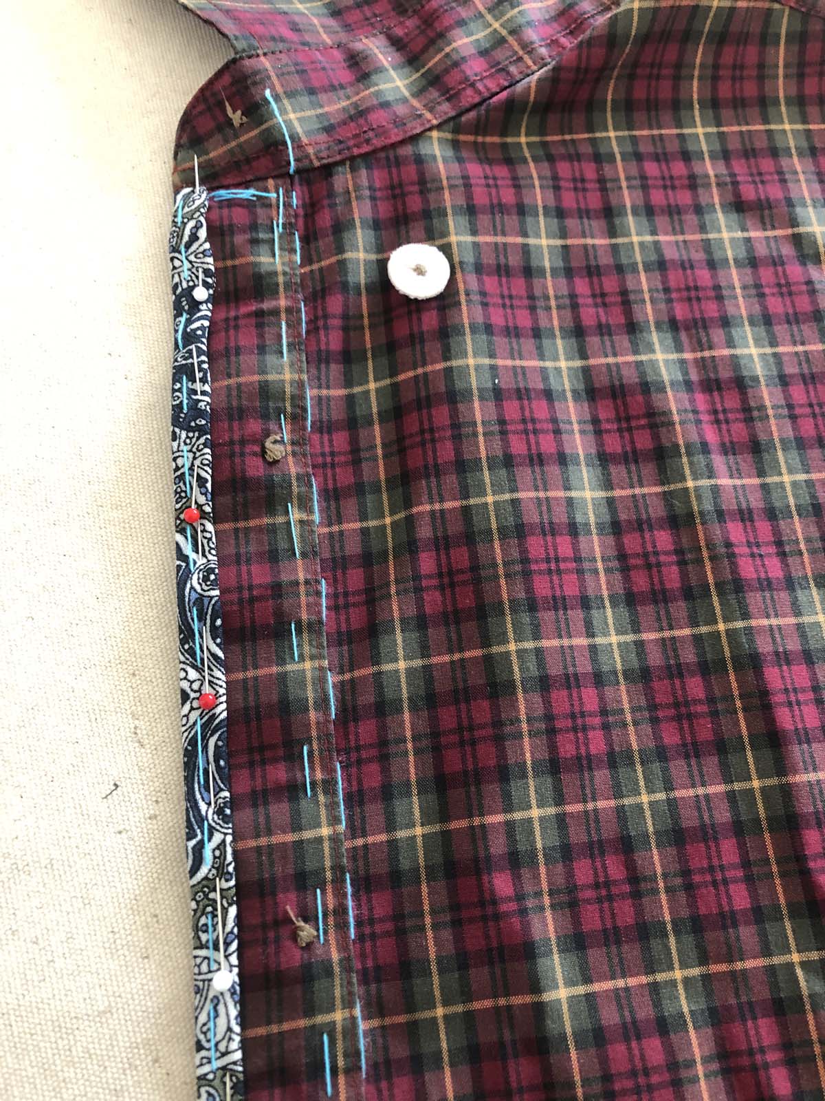 Wrap the fabric and pin to bind the edge by hand