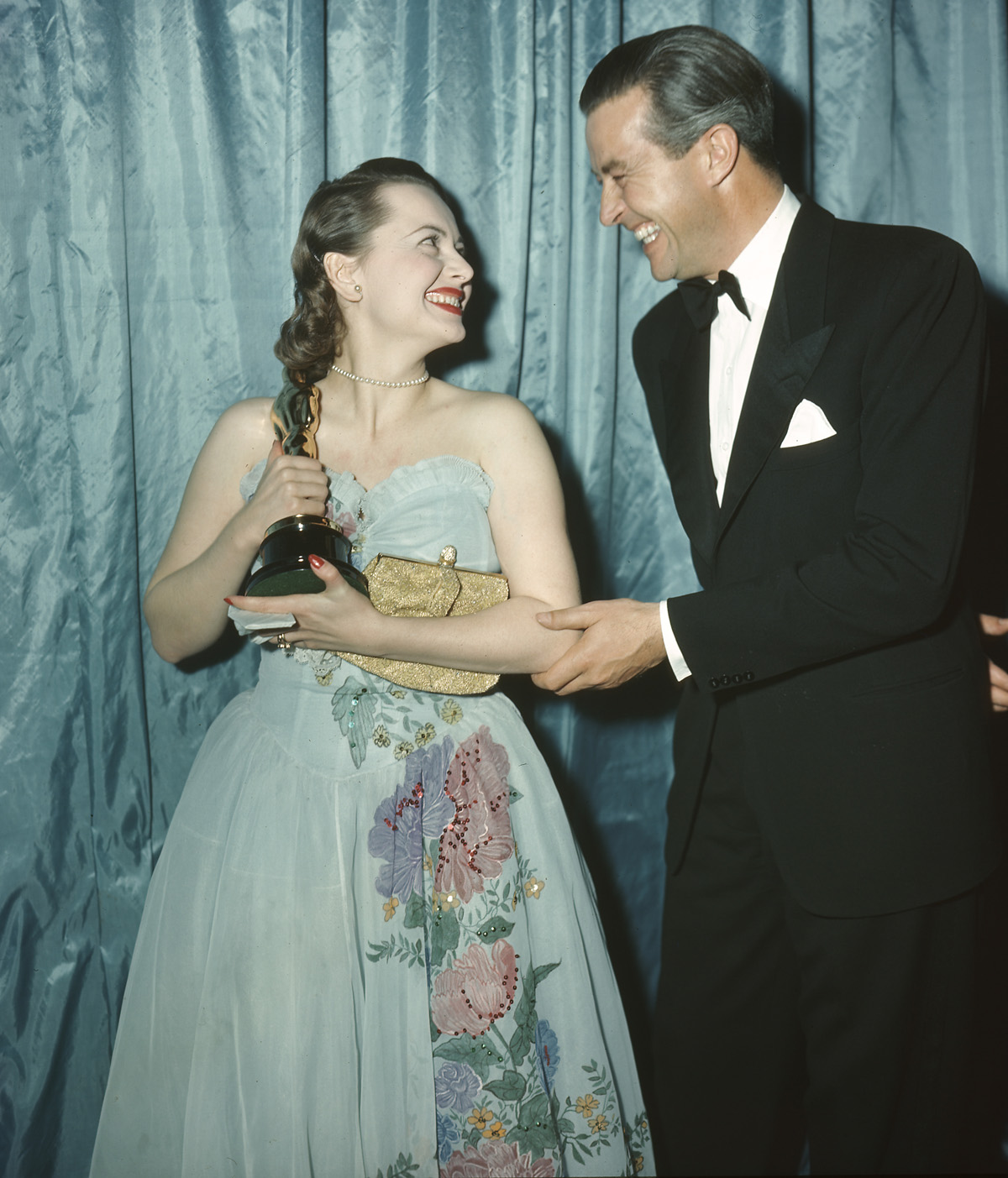 Olivia de Havilland accepts Academy Award for Best Actress in 1946