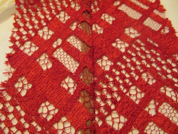 seaming chantilly lace