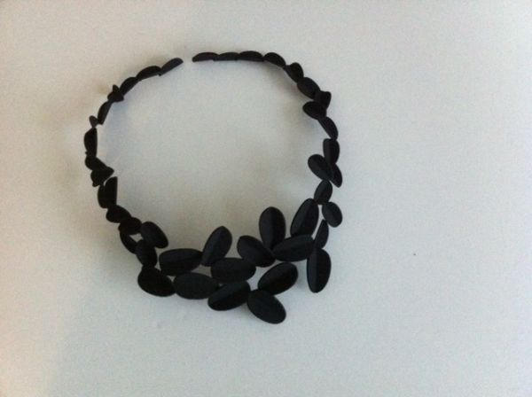 Three-dimensional necklace